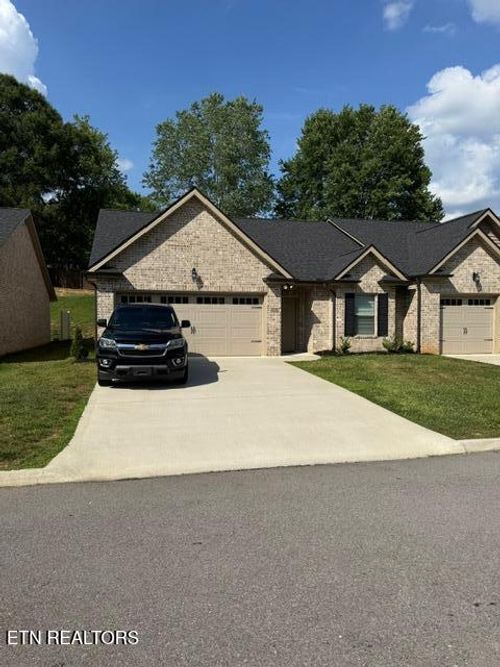 5918 Knox Hill Way, Knoxville, TN, 37912-2106 | Card Image