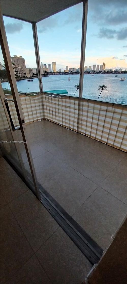 apt-m314-2910 Point East Dr, Aventura, FL, 33160-5041 | Card Image