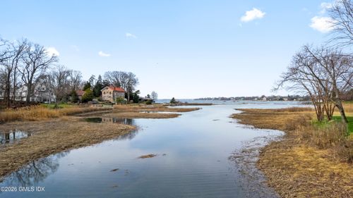 8 Indian Point Ln, Riverside, CT, 06878-2613 | Card Image