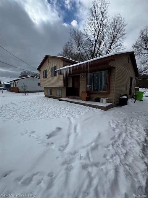 5705 Lake Grove Dr, White Lake, MI, 48383-1224 | Card Image