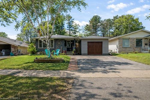 102 Century Hill Dr, Kitchener, ON, N2E2H8 | Card Image
