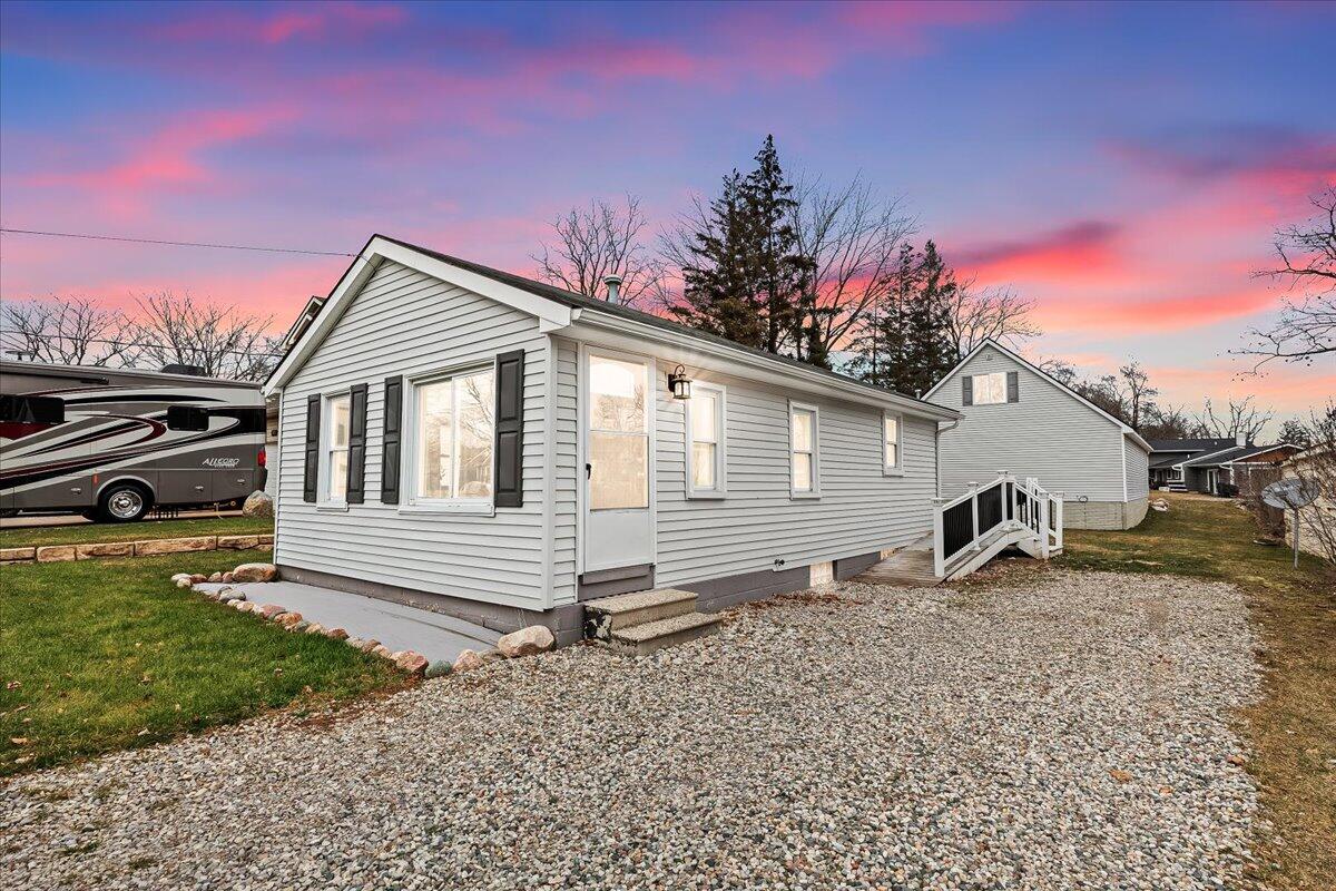 Woodmere Dr, Waterford, MI 48329