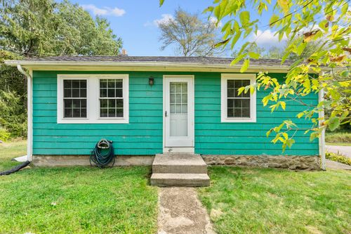 352 Pendleton Hill Rd, North Stonington, CT, 06359-1400 | Card Image