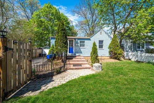 32 Dewey St, Port Jefferson Station, NY, 11776-1422 | Card Image