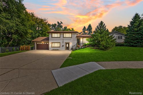 17361 W Outer Dr, Dearborn Heights, MI, 48127-2458 | Card Image
