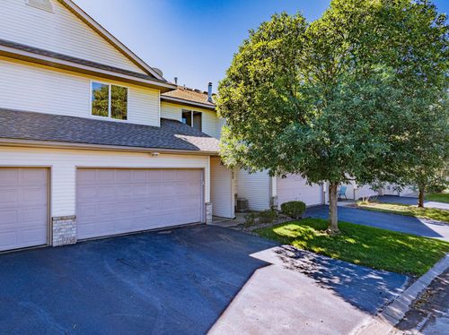 1122 Crystal Pl W, Chaska, MN, 55318-2248 | Card Image