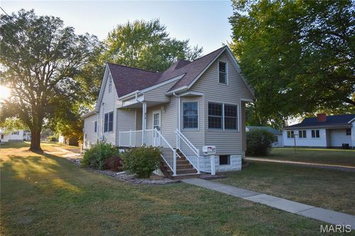517 N Laurel St, Staunton, IL, 62088-1115 | Card Image