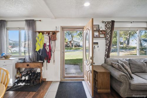 11725 Cornell St, Taylor, MI, 48180-4092 | Card Image