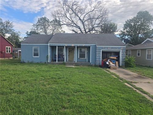 629 W Oak St, Independence, KS, 67301-2219 | Card Image