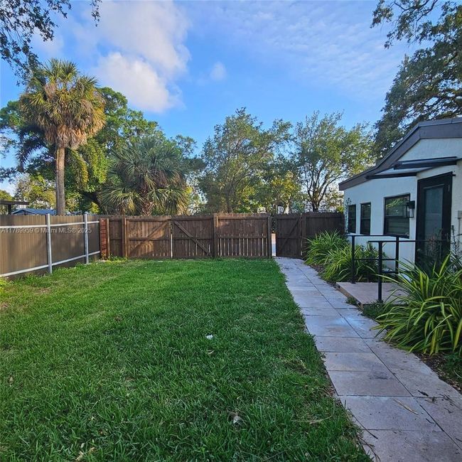 1425 Sw 33 Rd Ct, House other with 2 bedrooms, 2 bathrooms and null parking in Fort Lauderdale FL | Image 13