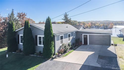 10476 Runyan Lake Rd, Fenton, MI, 48430-2446 | Card Image