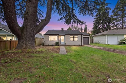 9747 Evanston Ave N, Seattle, WA, 98103-3133 | Card Image