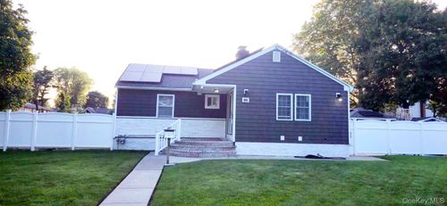 86 Washington Ave, Brentwood, NY, 11717-2856 | Card Image