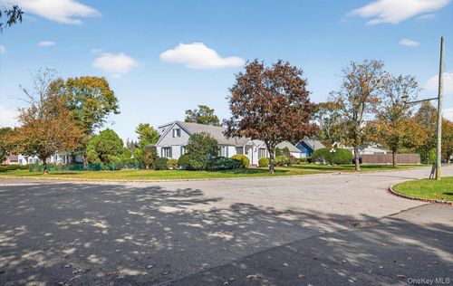 2 Johnson Dr, Brightwaters, NY, 11718-1405 | Card Image