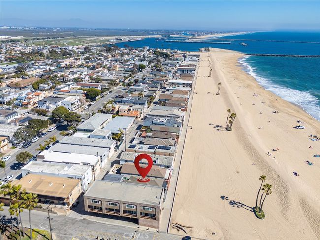 1003 Seal Way, Home with 6 bedrooms, 4 bathrooms and 2 parking in Seal Beach CA | Image 5