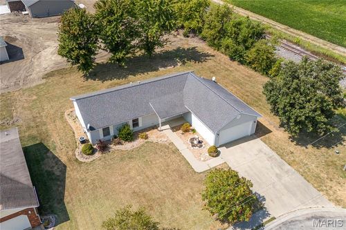 10 S Hull St, Aviston, IL, 62216-3434 | Card Image