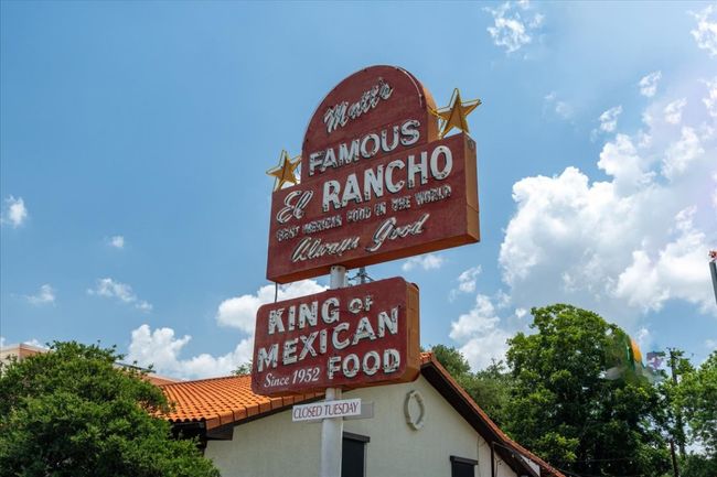 Walk to famous Austin dining establishments! | Image 24
