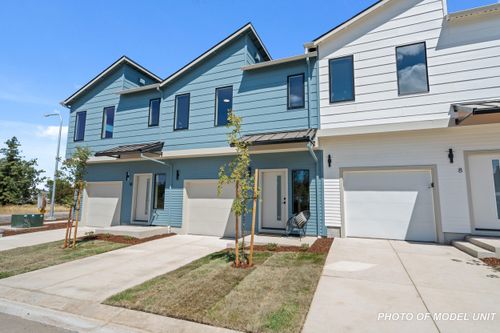 8-2028 Sunset Dr, Medford, OR, 97501-3833 | Card Image