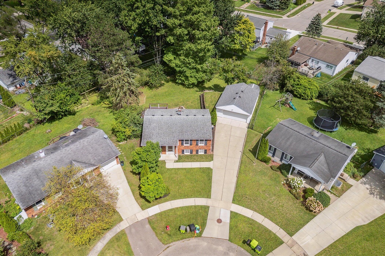 Lyon Ct, South Lyon, MI 48178
