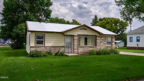516 W Hickory Ave, Linton, ND, 58552-7230 | Card Image
