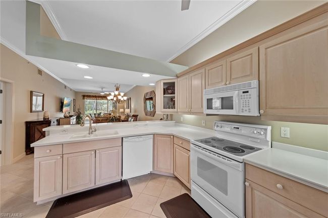 APT-5401 - 1972 Cascades Dr, Condo with 3 bedrooms, 2 bathrooms and 1 parking in NAPLES FL | Image 9