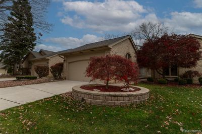 43105 W Kirkwood Drive, Condo with 3 bedrooms, 3 bathrooms and null parking in Clinton Twp MI | Image 2