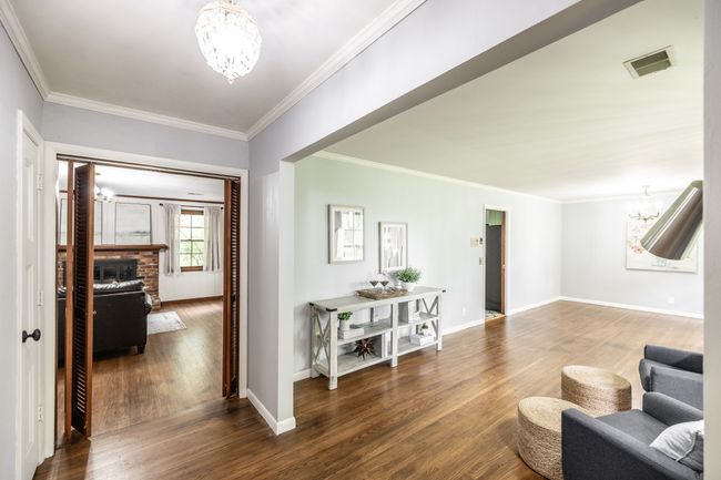 The cozy entry hall is bright and inviting. | Image 16