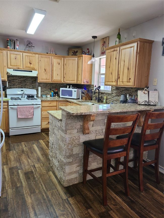 Granite in kitchen | Image 11