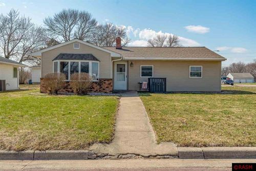 522 1st St Se, Madelia, MN, 56062-2004 | Card Image