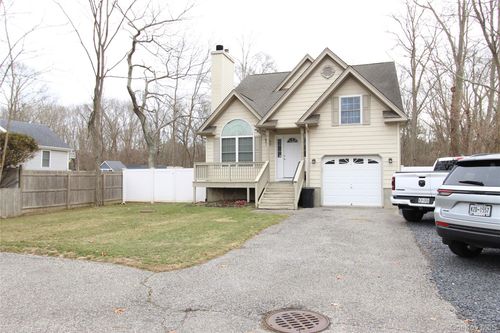 275 Railroad Ave, Center Moriches, NY, 11934-1303 | Card Image