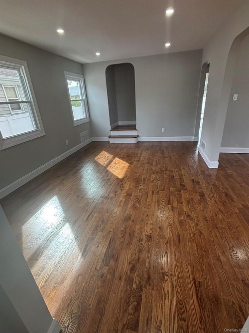 3154 Roxbury Rd, Oceanside, NY, 11572-4119 | Card Image