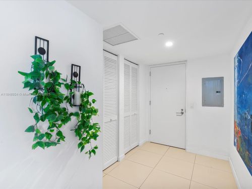 apt-802-31 Se 6th St, Miami, FL, 33131-3169 | Card Image