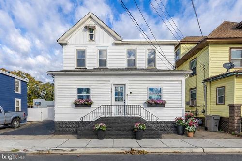 11 W Washington St, Paulsboro, NJ, 08066-1358 | Card Image