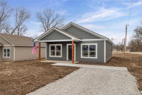 216 W 4th St, Pomona, KS, 66076-8906 | Card Image