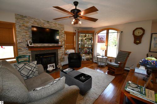 206 W Carpenter St, Charlevoix, MI, 49720-1614 | Card Image