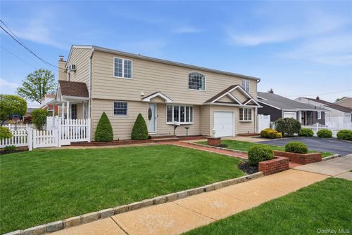 450 Ocean Ave, Massapequa Park, NY, 11762-1325 | Card Image