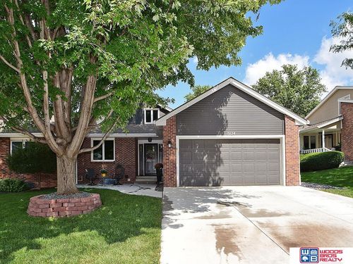 8124 Hickory Ln, Lincoln, NE, 68510-4460 | Card Image