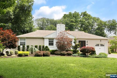 324 Calvin Ct, Wyckoff, NJ, 07481-2217 | Card Image