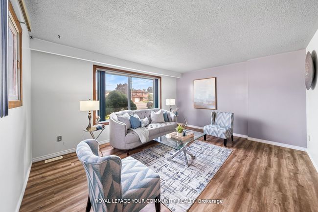 203 Taunton Rd W, House attached with 3 bedrooms, 2 bathrooms and 2 parking in Oshawa ON | Image 4