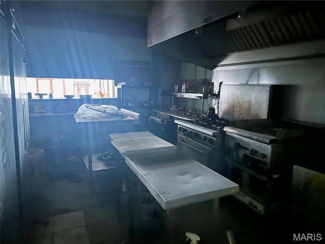 Kitchen with extractor fan | Image 8