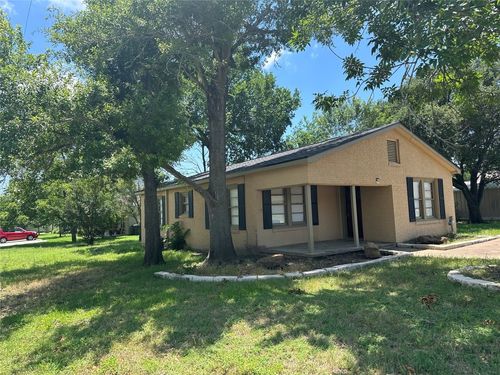486 E Galveston St, Giddings, TX, 78942-5008 | Card Image