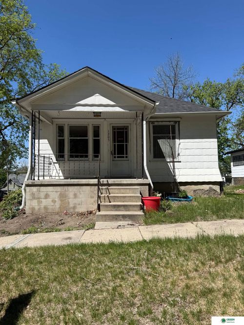 1203 N Iowa Ave, York, NE, 68467-1817 | Card Image