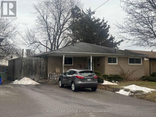 921 Centre St N, Whitby, ON, L1N4V2 | Card Image