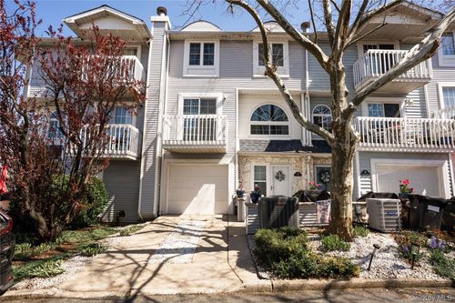41 Country Dr N, Staten Island, NY, 10314-6051 | Card Image