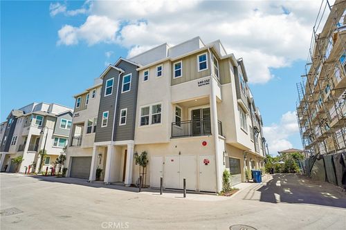 965 W Dahlia St, Compton, CA, 90220-1017 | Card Image