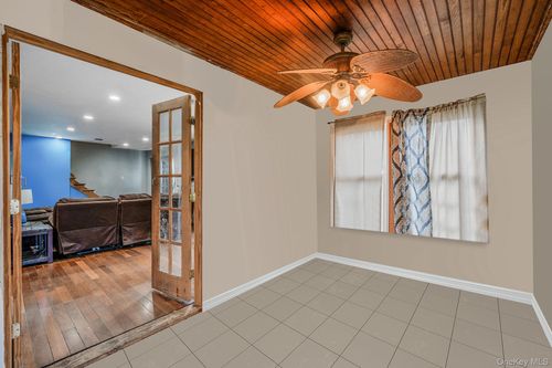 70 Robert St, Patchogue, NY, 11772-2923 | Card Image