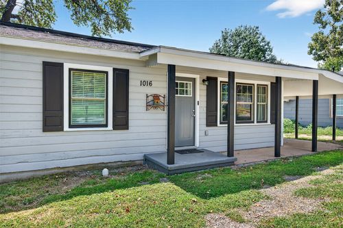 1016 W Hanna St, Denison, TX, 75020-6022 | Card Image