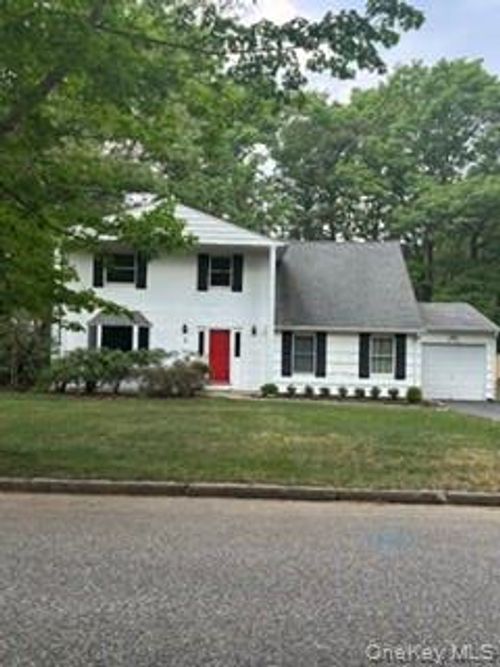 2 Shenandoah Blvd, Coram, NY, 11727-1726 | Card Image
