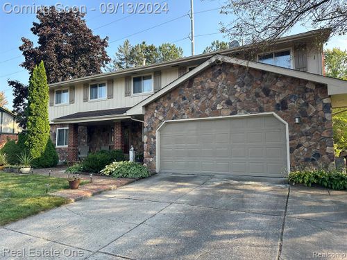 924 Dahlia Lane, Rochester Hills, MI, 48307 | Card Image