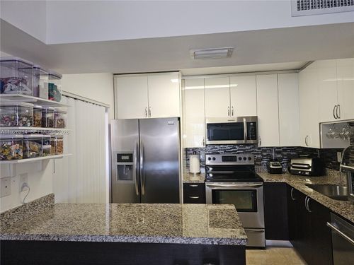 apt-8-20160 Ne 3rd Ct, Miami, FL, 33179-2968 | Card Image